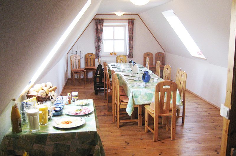 Gemeinschaftsrazm - großer Tisch mit vielen Sitzplätzen