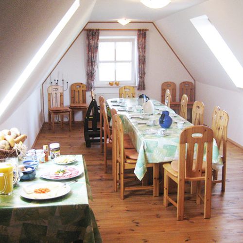 Aufenthaltsraum mit großem Tiscg für 20 Personen